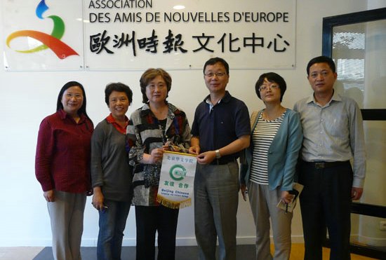 周峰院長向歐洲時報文化中心贈送錦旗。(法國《歐洲時報》)