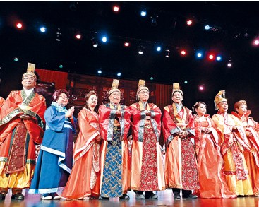 曾海華(前左四起),、周厚明及關(guān)永添與一眾會董穿上唐服,慶祝孟嘗中文學(xué)校聯(lián)校金榜題名仿唐結(jié)業(yè)典禮,。(加拿大《星島日報》)