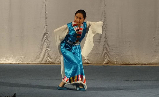 錫比烏孔子學(xué)院漢語(yǔ)教師志愿者表演藏族舞