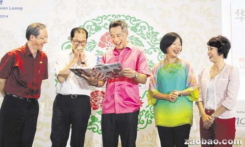 推廣華語理事會主席蕭作鳴(左二)把紀(jì)念冊《華語?新時代》贈送給李顯龍總理(中)。(新加坡《聯(lián)合早報》/陳福洲
