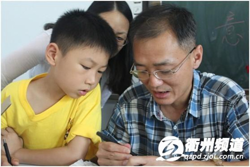 吳歌群老師正在為華裔孩子們講解篆刻的刀法