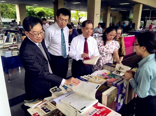 馬克仁博士、韓圣龍博士、傅增有教授觀展