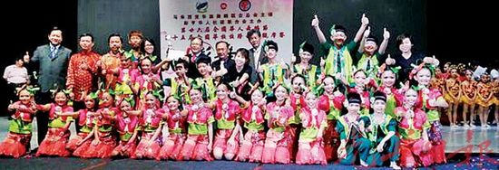 中國(guó)僑網(wǎng)關(guān)丹中菁華小憑《春萌》奪得小學(xué)組金獎(jiǎng)及最佳編導(dǎo)獎(jiǎng),。