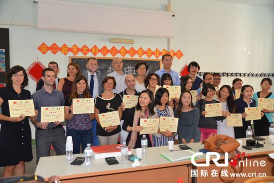 中國(guó)僑網(wǎng)技能比賽選手與評(píng)委們合影
