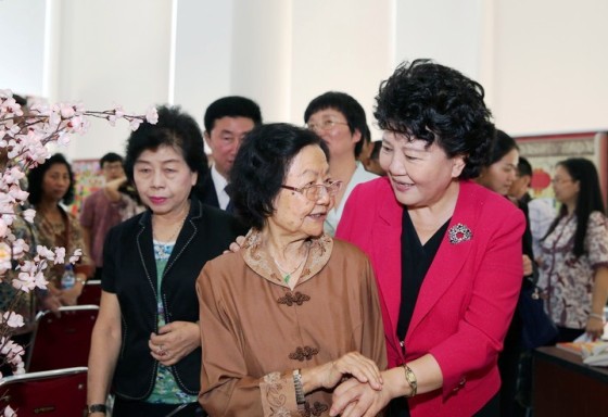 中國僑網(wǎng)9月21日,,正在印尼訪問的中國海外交流協(xié)會常務(wù)副會長裘援平在泗水走訪華裔學(xué)校,了解華文教育情況,,并與師生交流,。在擁有80年傳承史的泗水新中三語學(xué)校,孩子們以相聲,、朗誦,、歌唱等傳統(tǒng)技藝歡迎代表團(tuán)一行。裘援平說,,華文教育是維系海外華僑華人文化血脈的根本,,華裔孩子們