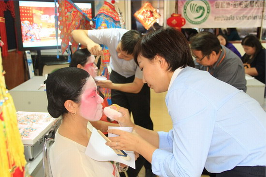 京劇專家給學(xué)員化妝