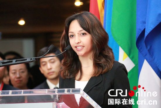 中國僑網來自塔吉克斯坦的孔子學院獎學金生米娜在啟動儀式上發(fā)言,。(黎萌 攝)