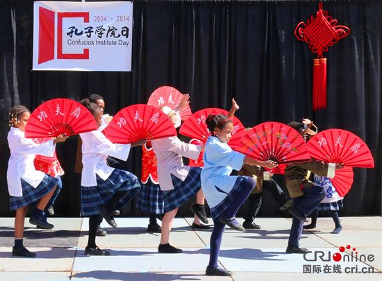 中國僑網(wǎng)2014年9月26日,美國中文學(xué)校學(xué)生在馬里蘭大學(xué)孔子學(xué)院10周年慶?;顒由媳硌萆茸游?。(張旭 攝)