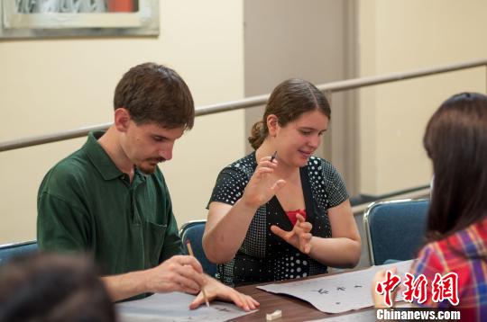 中國僑網(wǎng)當?shù)貢r間9月27日,,加拿大滑鐵盧大學孔子學院舉辦了系列活動,慶祝全球孔子學院建立十周年暨首個全球“孔子學院日”,。當天的活動包括中國畫展,、書法淺嘗、漢字趣味,、民族舞蹈,、京味小吃等各類活動?!∵_哇 攝