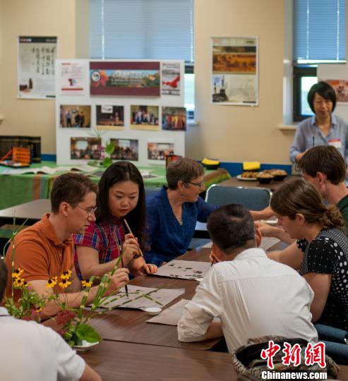 中國僑網(wǎng)當?shù)貢r間9月27日,,加拿大滑鐵盧大學孔子學院舉辦了系列活動,,慶祝全球孔子學院建立十周年暨首個全球“孔子學院日”。當天的活動包括中國畫展,、書法淺嘗,、漢字趣味、民族舞蹈,、京味小吃等各類活動,。 達哇 攝