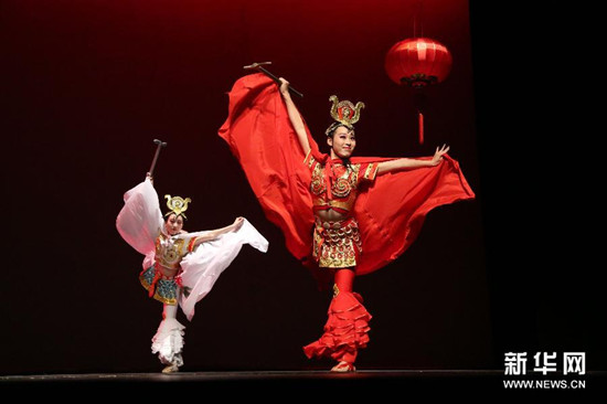 中國(guó)僑網(wǎng)在美國(guó)舊金山州立大學(xué)孔子學(xué)院,,演員表演《小破陣樂(lè)》,。(劉藝霖/攝)