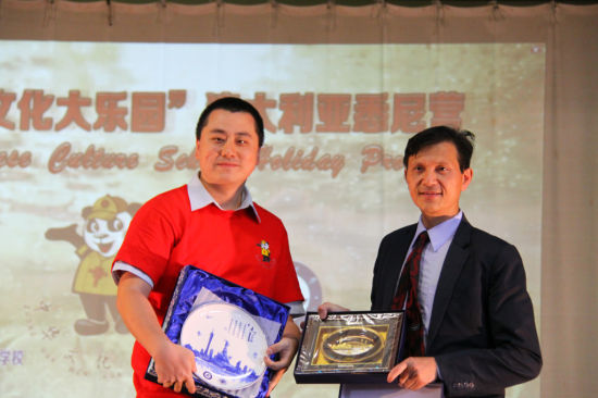 中國僑網(wǎng)張勁帆校長與暨大領(lǐng)隊(duì)方李瑾互贈(zèng)禮物