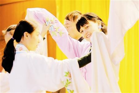 中國(guó)僑網(wǎng)圖為哥倫比亞留學(xué)生安杰娜(右一)在體驗(yàn)京劇動(dòng)作,。 記者 王曉明攝