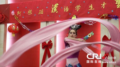 中國僑網(wǎng)國立羅薩里奧大學學生表演的舞蹈《飛天》