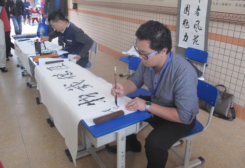 中國僑網(wǎng)印尼學員現(xiàn)場揮毫 謝逸斐 攝