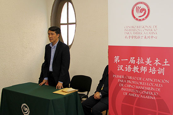 中國(guó)僑網(wǎng)中國(guó)駐智利大使館文化參贊賀踴在結(jié)課儀式上致辭,。