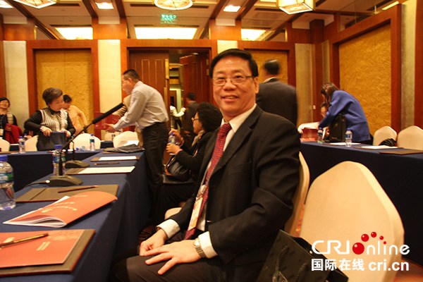 中國(guó)僑網(wǎng)菲律賓華文教育研究中心主席黃端銘在華文教育大會(huì)現(xiàn)場(chǎng)(李紅攝)