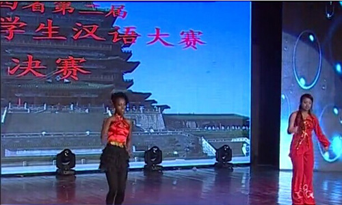 中國僑網(wǎng)江西師范大學留學生愛莎表演《辣妹子》。