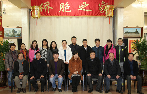 中國(guó)僑網(wǎng)座談會(huì)后,,雙方合影,。(法國(guó)《歐洲時(shí)報(bào)》/黃冠杰 攝)
