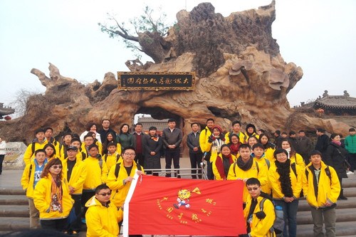 中國僑網(wǎng)2014中國尋根之旅山西冬令營在洪洞大槐樹前開幕,。師曉華 攝