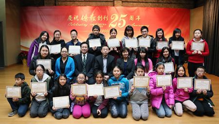 中國(guó)僑網(wǎng)僑報(bào)總裁游江與寫作大賽的小選手們合影,。(美國(guó)《僑報(bào)》/管黎明 攝)