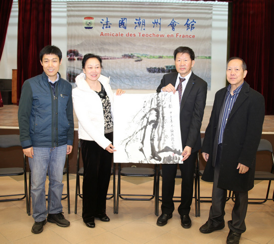中國(guó)僑網(wǎng)代表團(tuán)向潮州會(huì)館贈(zèng)送國(guó)畫作品作為紀(jì)念,。(法國(guó)《歐洲時(shí)報(bào)》/黃冠杰 攝)