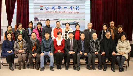 中國(guó)僑網(wǎng)座談會(huì)后,雙方合影,。(法國(guó)《歐洲時(shí)報(bào)》/黃冠杰 攝)