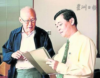 中國(guó)僑網(wǎng)蔡志禮(右)曾于2006年擔(dān)任新加坡資政李光耀的中文導(dǎo)師。(馬來(lái)西亞《星洲日?qǐng)?bào)》)