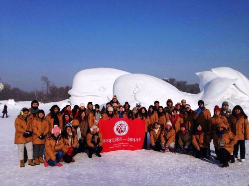 中國(guó)僑網(wǎng)圖為營(yíng)員們游覽冰雪大世界的合影