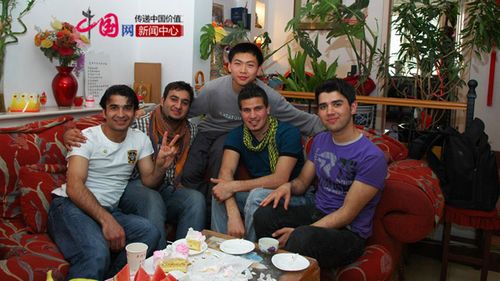 中國(guó)僑網(wǎng)李偉棋(左二)在天津拜訪他的阿富汗中文老師