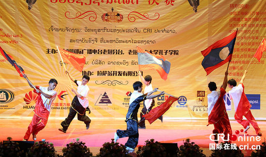 中國僑網(wǎng)國立大學(xué)孔子學(xué)院學(xué)員為決賽獻(xiàn)上武術(shù)表演