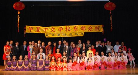 中國(guó)僑網(wǎng)一些華夏東部中文學(xué)校的媽媽們,,也是馬詠藝術(shù)團(tuán)的成員,他們表演的秧歌手帕舞蹈充分演繹出田園少女的歡快生活,。(美國(guó)《僑報(bào)》)