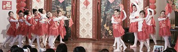 中國僑網(wǎng)舞蹈《開門紅》,。(法國《歐洲時(shí)報(bào)》意大利版/張銳 攝)