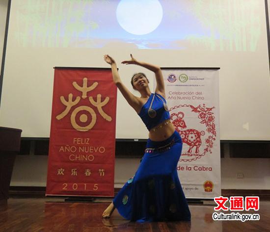 中國僑網(wǎng)志愿者老師表演的孔雀舞,。
