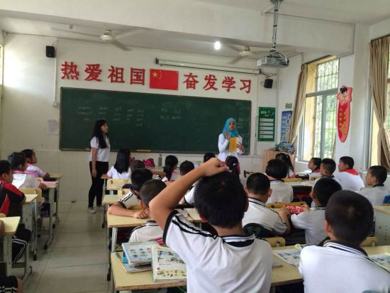 中國僑網(wǎng)印尼留學(xué)生在開展支教活動(dòng)。