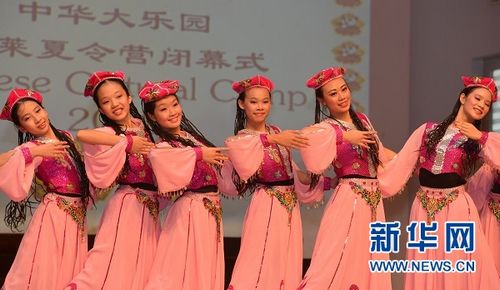 中國(guó)僑網(wǎng)文萊中華中學(xué)學(xué)生表演新疆舞蹈,。記者 鄭捷/攝