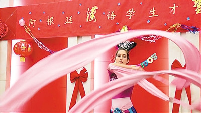 中國(guó)僑網(wǎng)在中國(guó)駐阿根廷使館舉行的“阿根廷漢語(yǔ)學(xué)生才藝匯演”上,羅薩里奧大學(xué)學(xué)生在表演舞蹈《飛天》,。