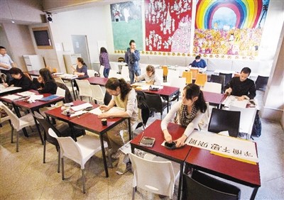 中國(guó)僑網(wǎng) 布宜諾斯艾利斯大學(xué)孔子學(xué)院學(xué)生在練習(xí)書(shū)法,。(新華社發(fā))