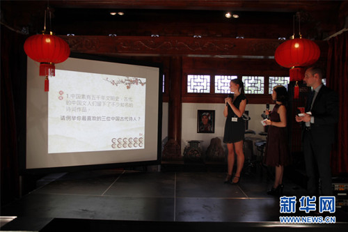 中國僑網(wǎng)4月26日,比利時布呂熱萊特市天堂動物園,,“漢語橋”選手在回答問題,。(吳昌榮 攝)