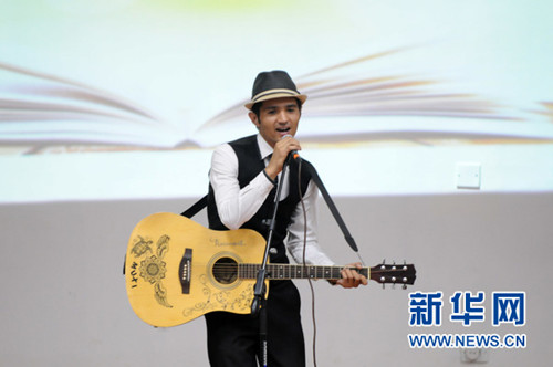 中國(guó)僑網(wǎng)阿迪卜在比賽中演唱中文歌曲,。(艾哈邁德·卡邁勒 攝)