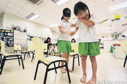 中國僑網(wǎng)職總優(yōu)兒學(xué)府推出以華語授課的品格教育課程,,兒童在相關(guān)的游戲中,,協(xié)助“看不到”的朋友越過障礙安全行走,從中培養(yǎng)負(fù)責(zé)任和關(guān)懷的價值觀。(新加坡《聯(lián)合早報》/何家俊 攝)
