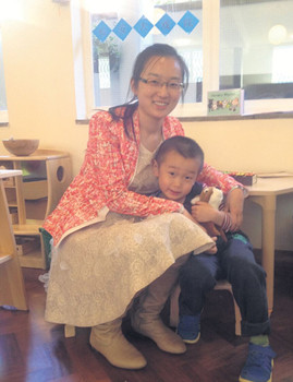 中國僑網(wǎng)Hatching Dragons唯一的中國孩子Langlang和媽媽,。(法國《歐洲時報》英國版/于宏蕊 攝)