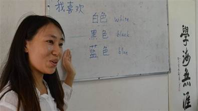 中國僑網(wǎng)中文教師在教授漢語