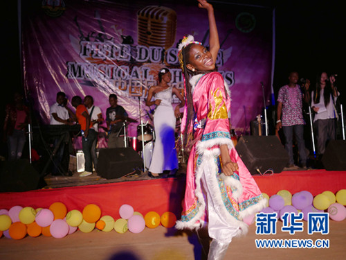 中國僑網(wǎng)孔子學院學生表演歌伴舞《敖包相會》 (袁江磊 攝)