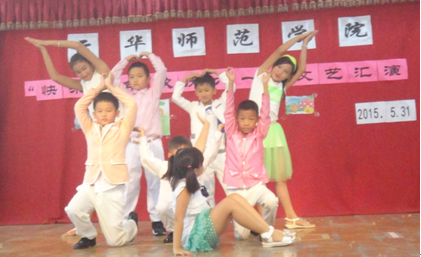 中國僑網(wǎng)一年級(jí)小朋友表演《小蘋果》