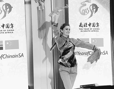 中國僑網(wǎng)南非比勒陀利亞斐京華僑公學(xué)選手柯莉莎正在表演手絹舞,。(蔣安全 攝)