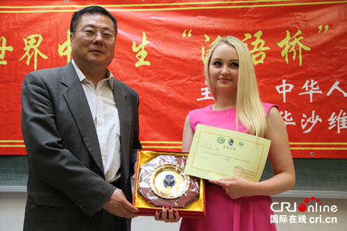 中國(guó)僑網(wǎng)劉萬生老師與一等獎(jiǎng)選手柯柔佳