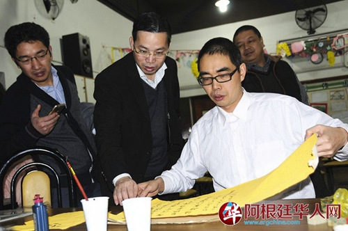 中國僑網(wǎng) 書法比賽中。(阿根廷華人網(wǎng))