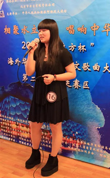 中國(guó)僑網(wǎng)13強(qiáng)第一名選手陳靜,,出色的發(fā)揮贏得全場(chǎng)熱烈的掌聲