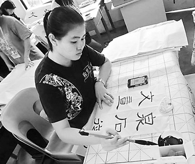 中國(guó)僑網(wǎng)圖為馬來(lái)西亞一所華文獨(dú)立中學(xué)的學(xué)生在練習(xí)書(shū)法